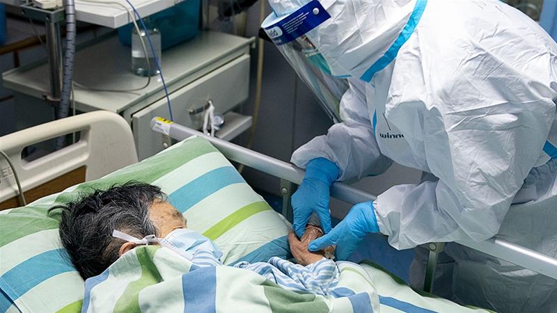 कोरोना संक्रमित मरीज का इलाज करते डॉक्टर